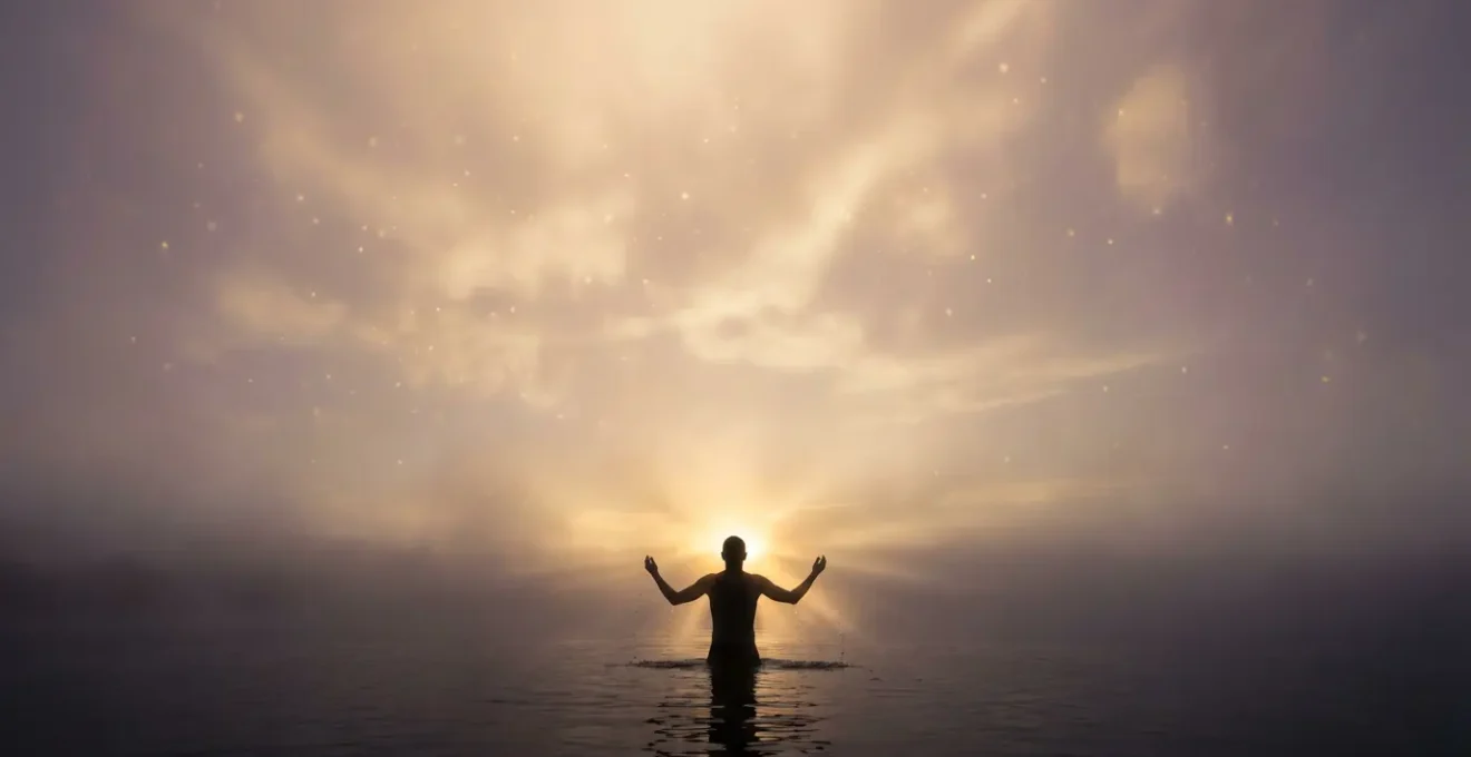 Figura emergente da acque profonde verso la luce simboleggiando rinascita e integrazione